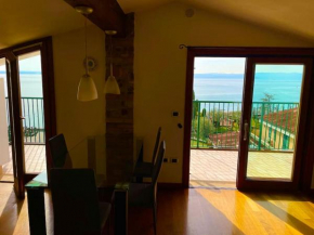 Attico Fronte Lago con Vista Mozzafiato Sirmione